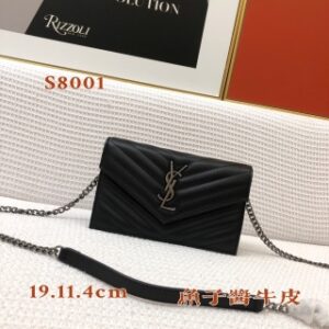 889116