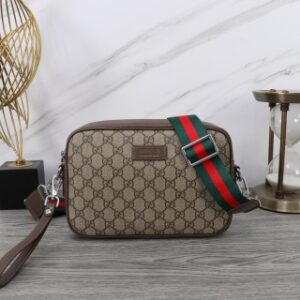 890698