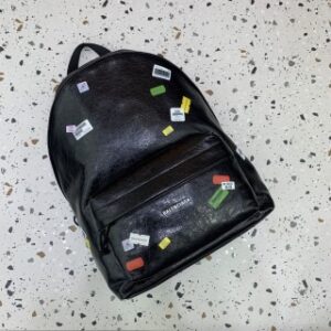890929
