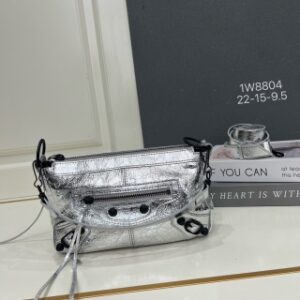 890947