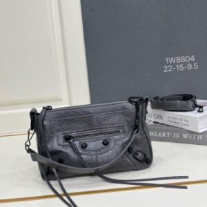 890952