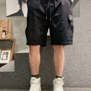 881743